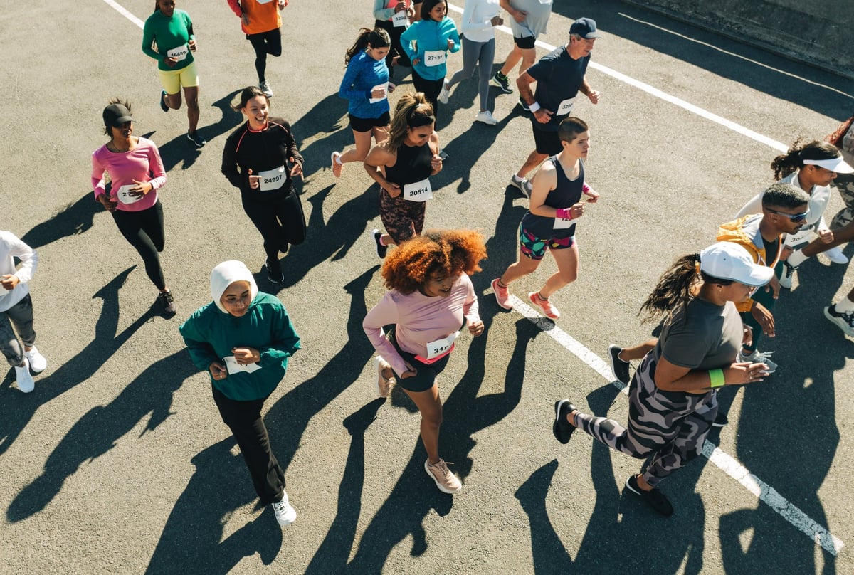 Corredores con uniformes de equipo en una carrera de maratón