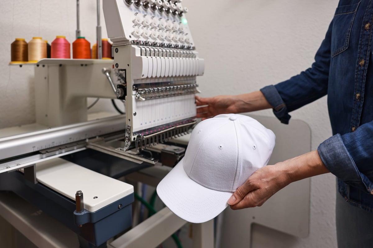 Máquina de bordado industrial para uniformes empresariales