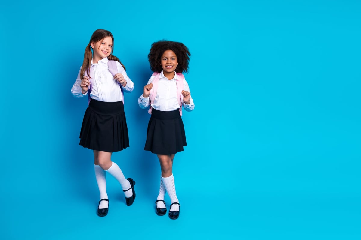 Estudiantes en uniforme escolar — producción institucional